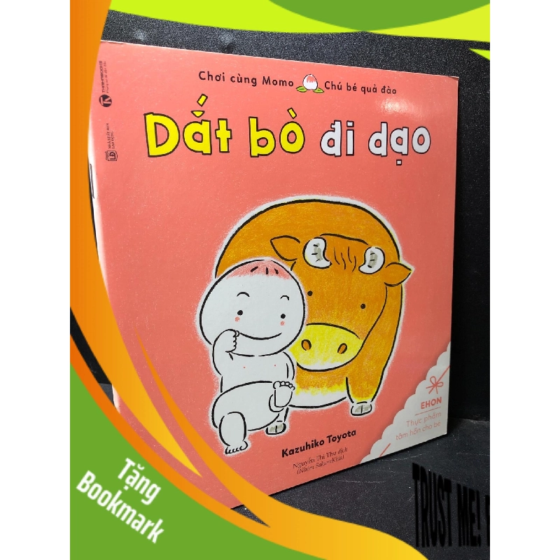(TẶNG BOOKMARK) Ehon - Dắt bò đi dạo - Ehon 2019 Kazuhiko Toyota mới 90% RBKQ7-0612 943744