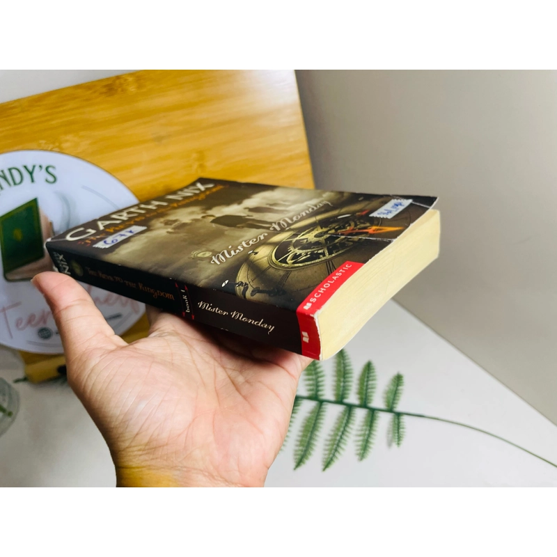 [Sách 2hand từ US] Like new 90% - Mister Monday của Garth Nix 476674