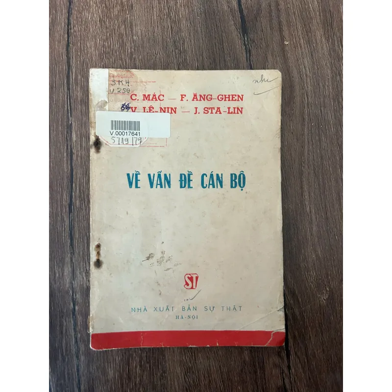 V. LÊ-NIN – I. XTA-LIN - VỀ VẤN ĐỀ CÁN BỘ 709422