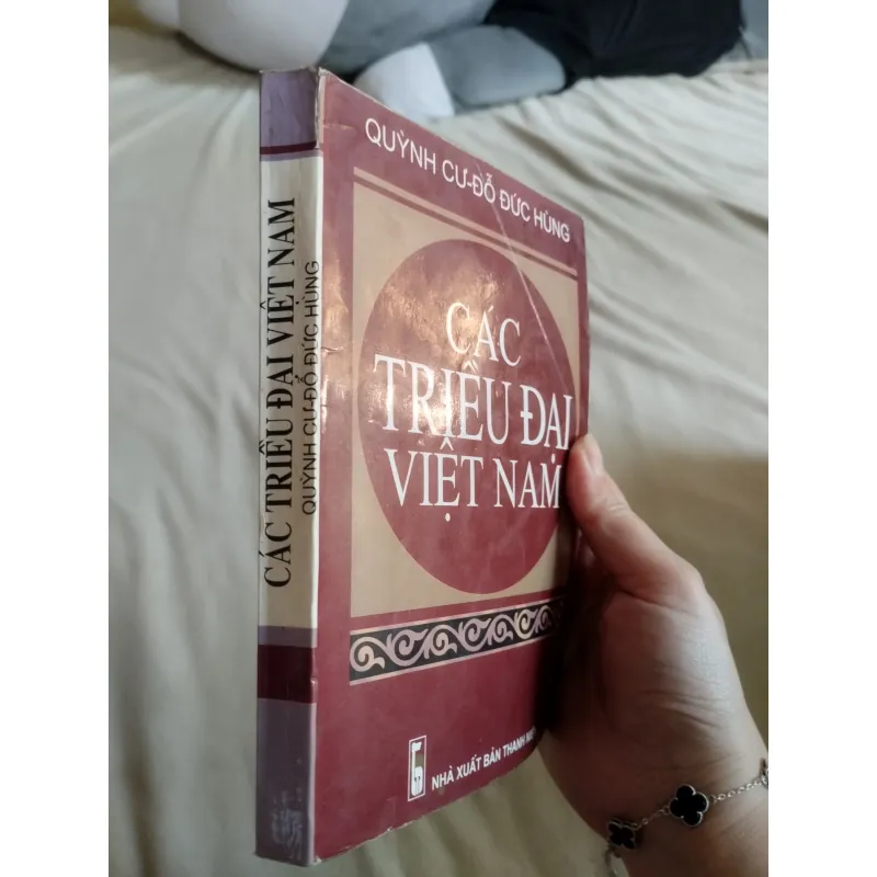 Cuốn sách này là một tài liệu lịch sử trình bày các triều đại Việt Nam, 761676