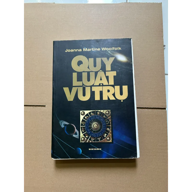 Quy luật vũ trụ (Bung keo gáy sách nhưng chưa rách rời trang vì còn may chỉ) 752394