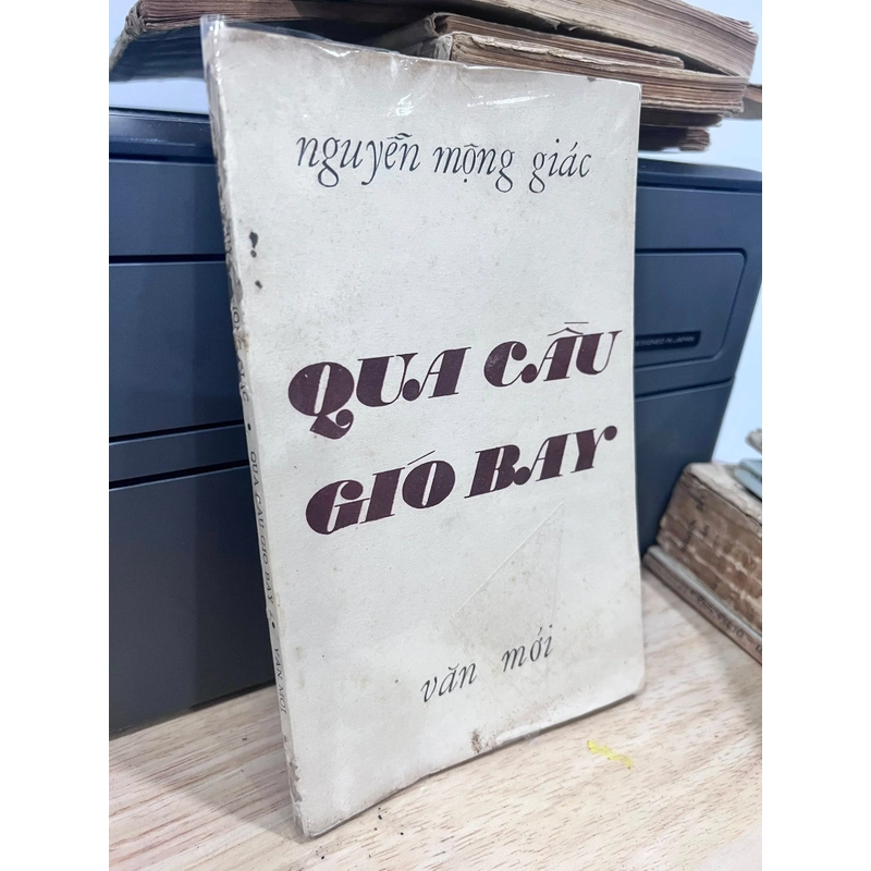 QUA CẦU GIÓ BAY - NGUYỄN MỘNG GIÁC 444361