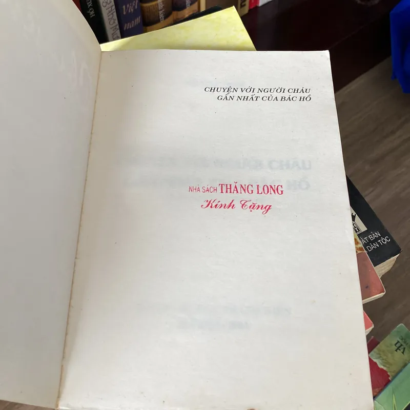 CHUYỆN VỚI NGƯỜI CHÁU GẦN NHẤT CỦA BÁC HỒ (XB 2001) 697965