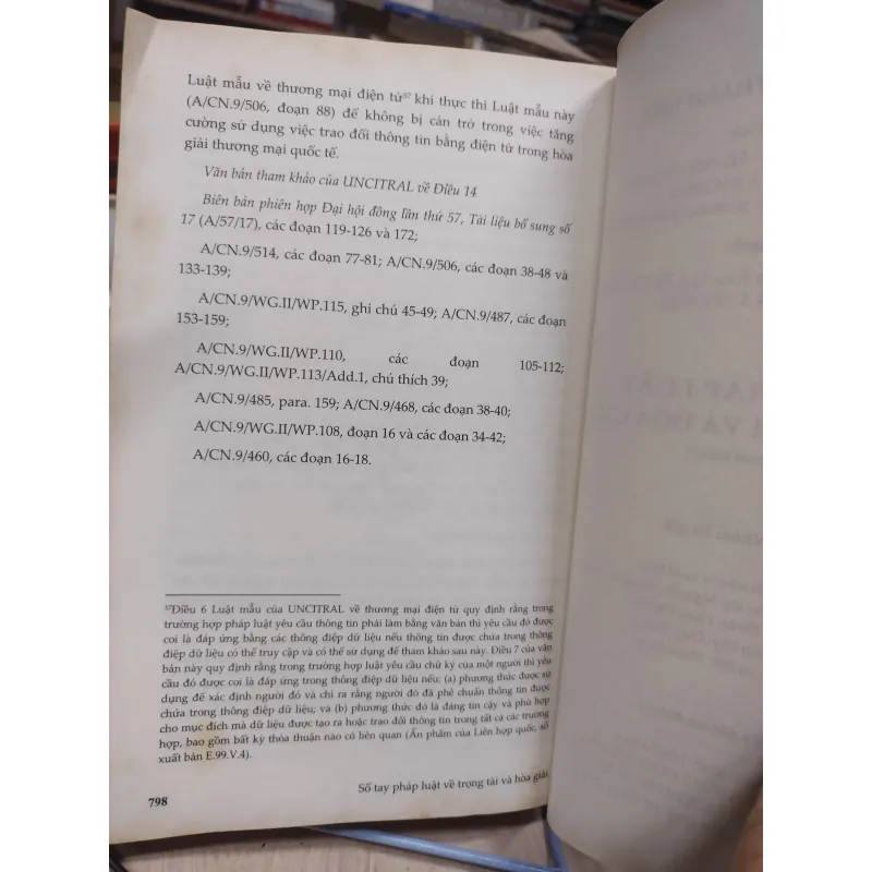 Sách: Sổ tay pháp luật về trọng tài và hoà giải (B2) 994330