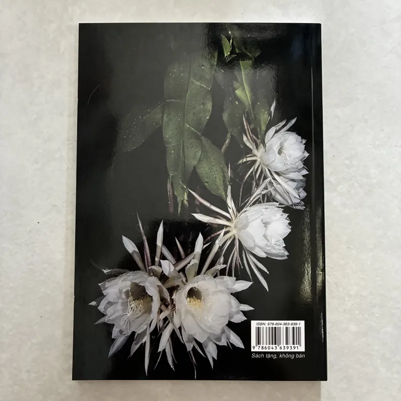 Tập thơ hoa vẫn nở (Tặng khi mua sách ở Tiệm) 755077