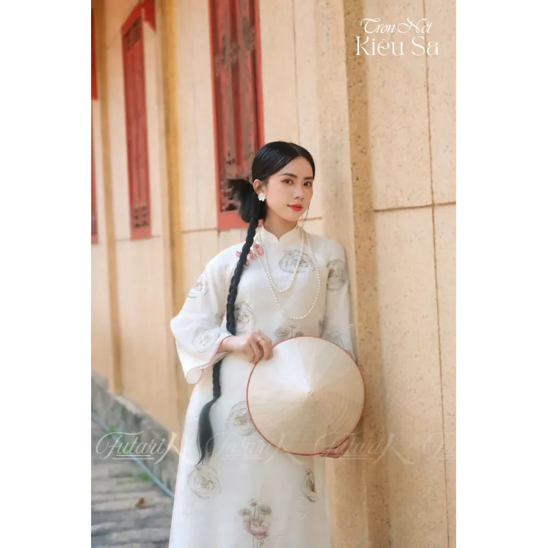 Váy cô dâu cổ cao dài tay chất liệu lụa màu trắng kem 737788