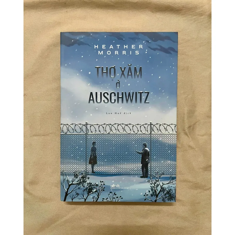 THỢ XĂM Ở AUSCHWITZ - Heather Morris 659409