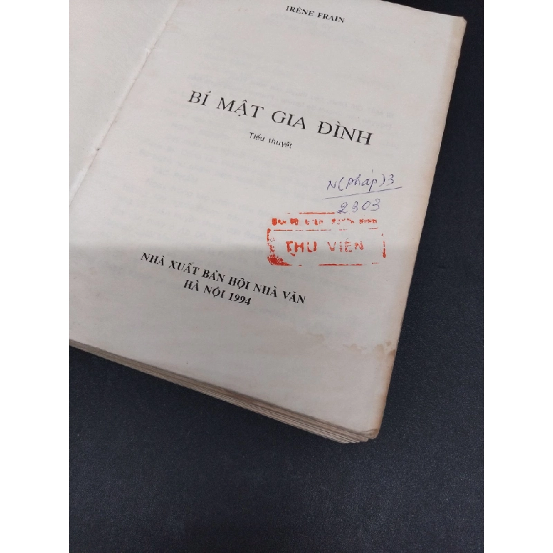 Bí mật gia đình Irene Frain mới 70% bẩn bìa, ố vàng, tróc gáy, có chữ viết, mộc đỏ, ẩm 1994 HCM.ASB3010 542709
