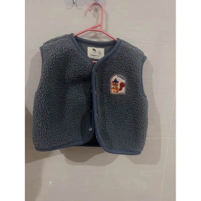 Áo gile lông cừu thêu sóc cho bé 733644