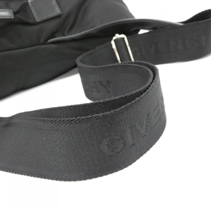 Túi xách hình tam giác lớn Givenchy BK50B3K1JE 609213