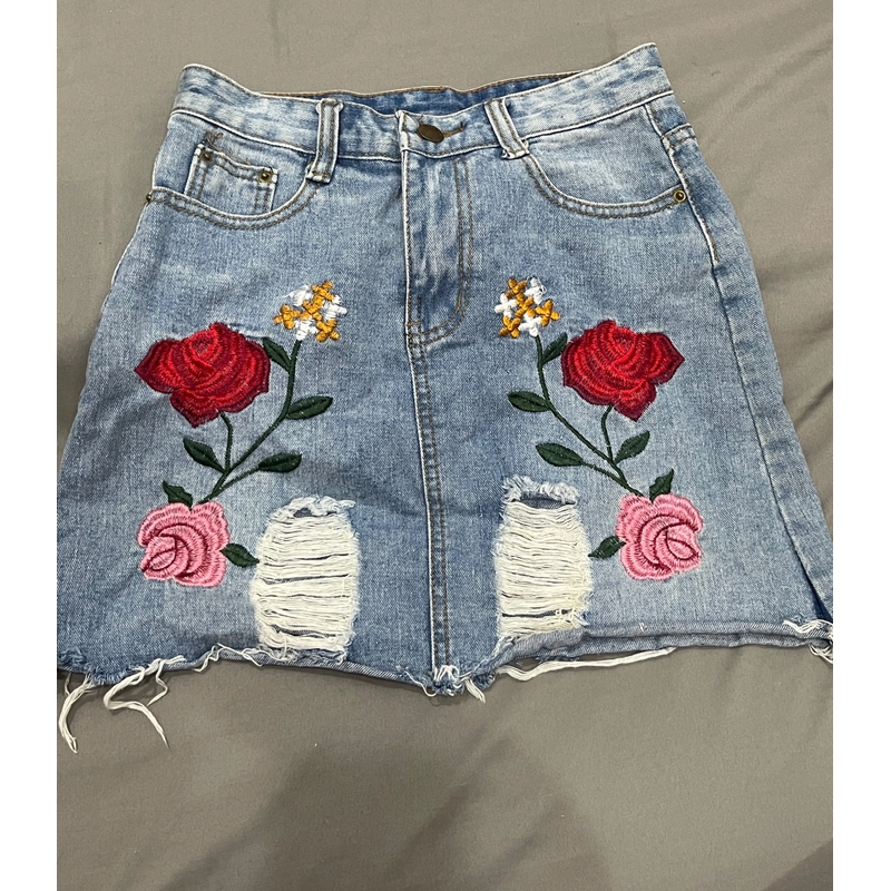 Váy jean xanh nhạt size M, hoa thêu, nữ 472349