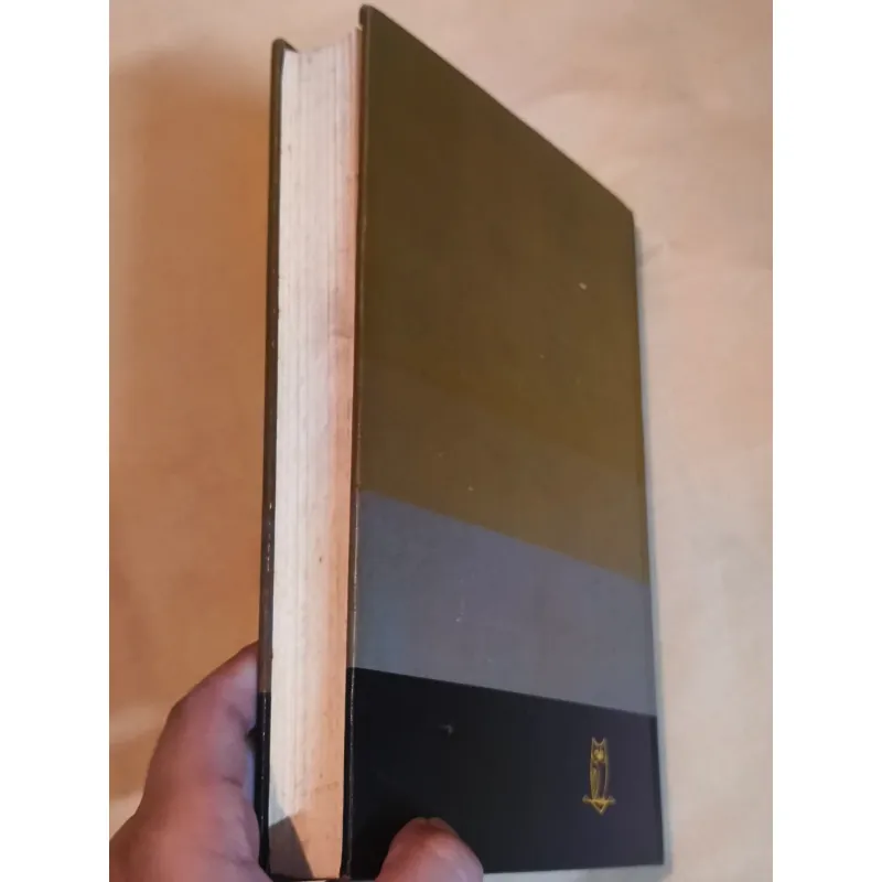 Cross Section: Essays on Contemporary America (Hardcover) 1004722