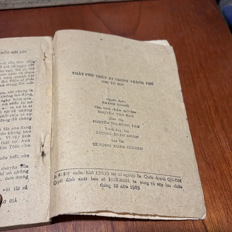 II Sách Xưa: Thầy Phù Thuỷ Đi Trong Thành Phố - IVRITÔMIN - 1985 751405