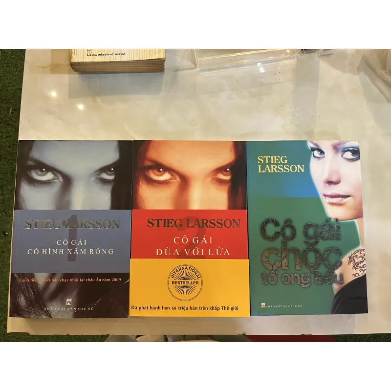 CÔ GÁI CÓ HÌNH XĂM RỒNG, CÔ GÁI CHỌC TỔ ONG BẦU, CÔ GÁI ĐÙA VỚI LỬA - STIEG LARSSON 1036102