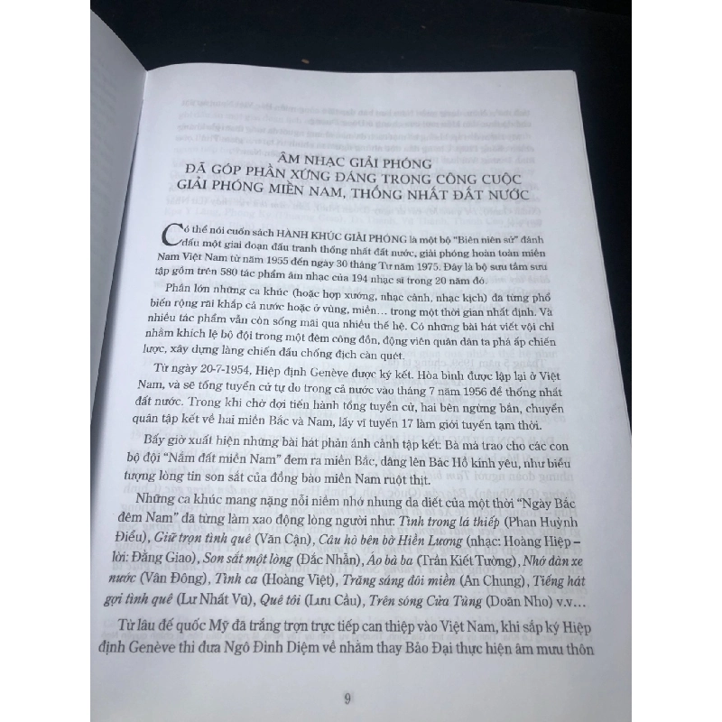 Hành khúc giải phóng (bìa cứng) năm 2011 mới 80% bẩn HCM2811 912679