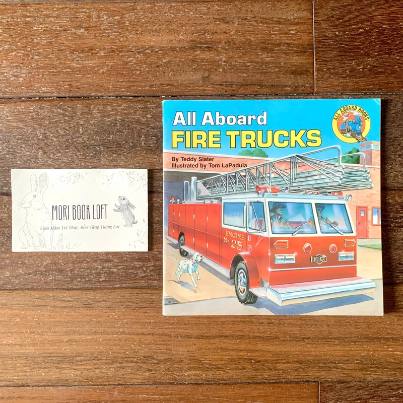 Sách ngoại văn All Aboard Fire Trucks, Used, minh họa cổ điển 498842