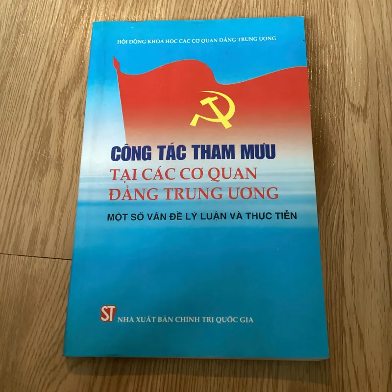 Công tác tham mưu tại các cơ quan Đảng Trung Ương - NXB Chính Trị Quốc Gia 576258