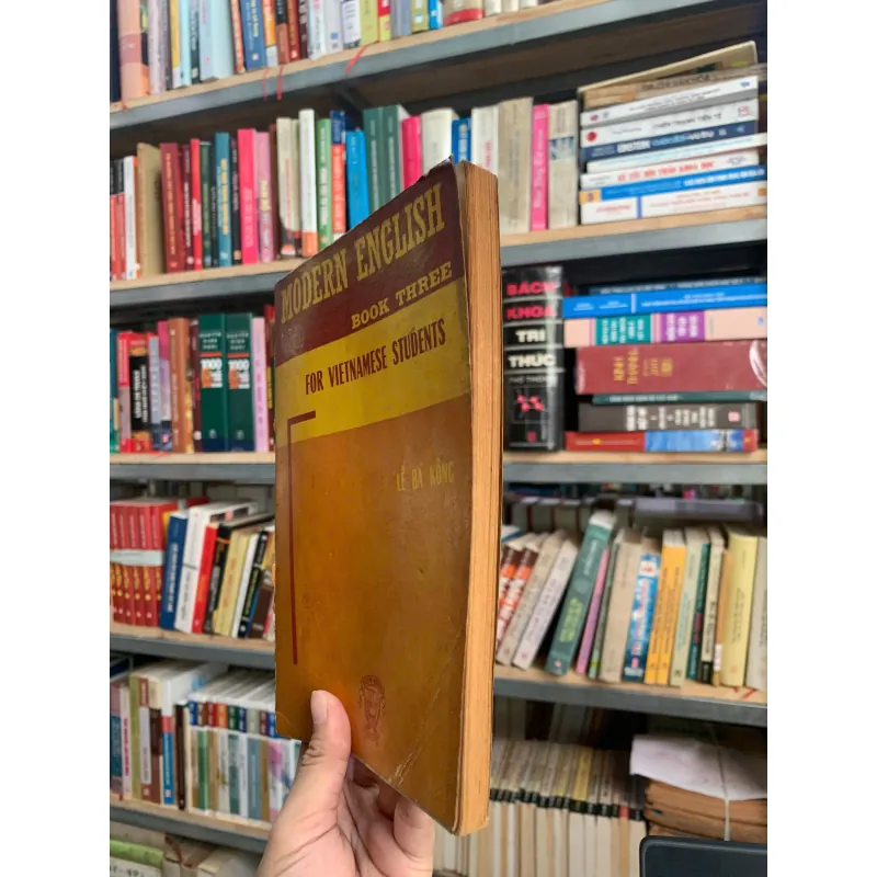 MODERN ENGLISH FOR VIETNAMESE STUDENT (BOOK THREE) - LÊ BÁ KÔNG 1043069