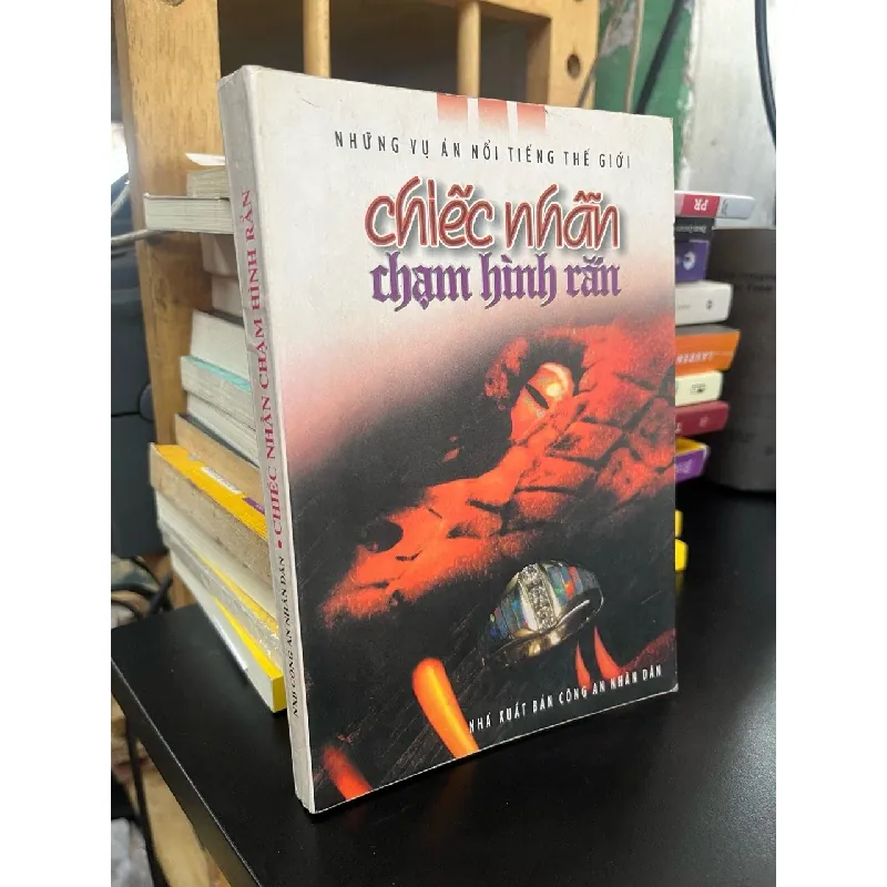 Chiếc nhẫn chạm hình rắn 590104