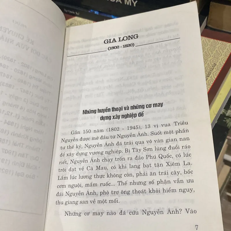 KỂ CHUYỆN CÁC ĐỜI VUA NHÀ NGUYỄN (XB 2007) 707997