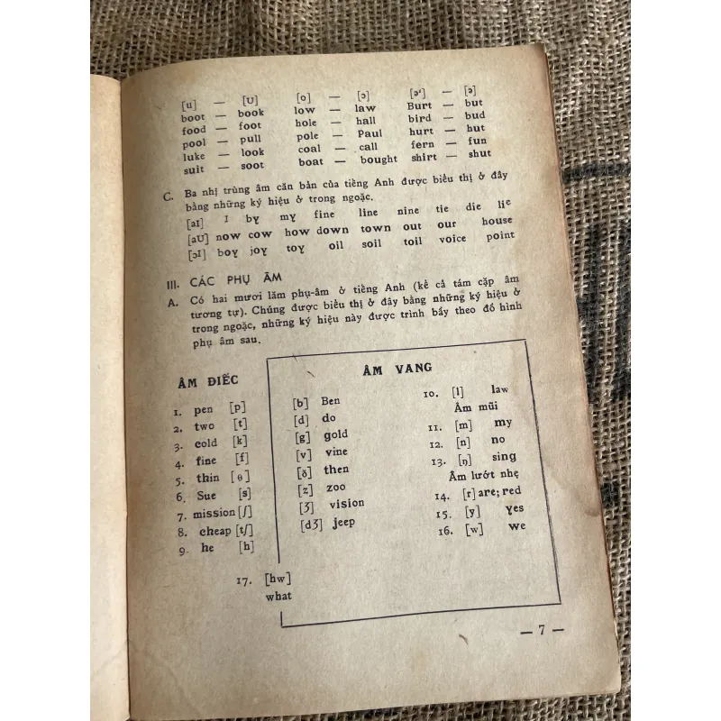 Let's learn ENGLISH  AUDREY L. WRIGHT JAMES H. MC GILLIVRAY 1013351