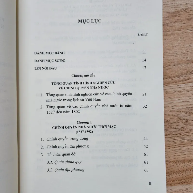 Chính quyền nhà nước trong lịch sử việt nam 1527-1802 | trần thị vinh  957796