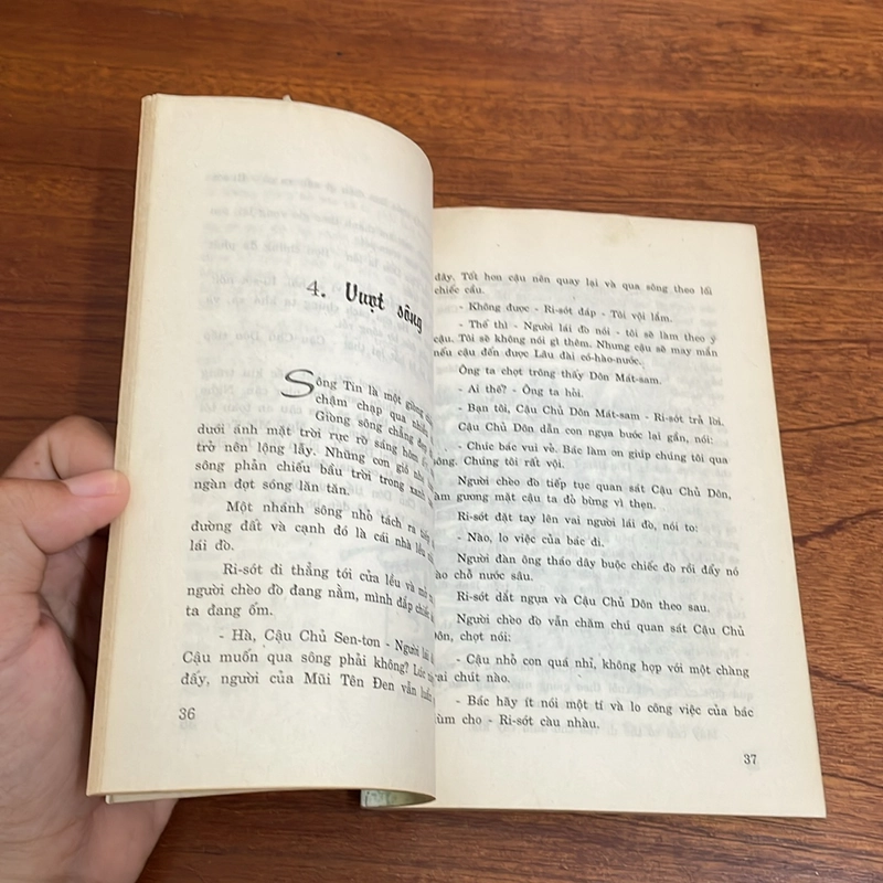 II Văn Học Nước Ngoài: Mũi Tên Đen - R.L. STEVENSON - 1996 503158
