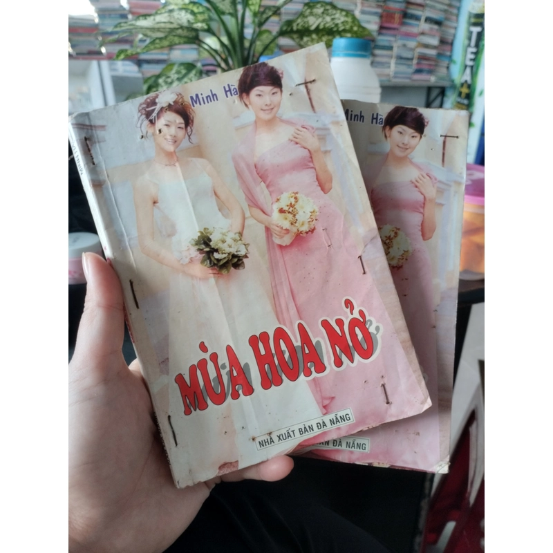 cuốn sách có tên "Mùa hoa nở" của tác giả Minh Hà.
( trọn bộ 2 tập) 546335