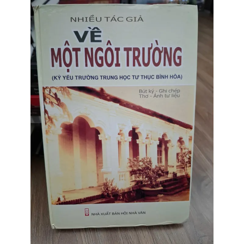 Về một ngôi trường (Kỷ yếu Trường Trung học tư thục Bình Hòa) - Nhiều tác giả - Kỷ yếu 693839
