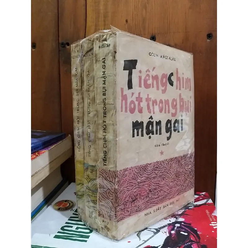 TIẾNG CHIM HÓT TRONG BỤI MẬN GAI - Colleen McCullough 131084