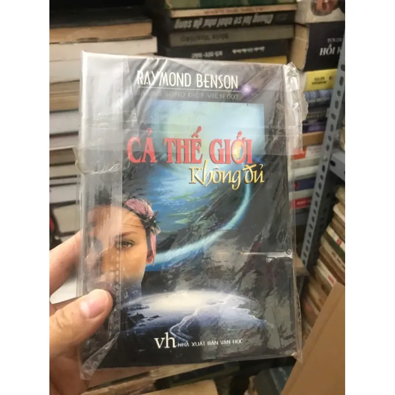 “Cả thế giới không đủ” – Raymond Benson 604111