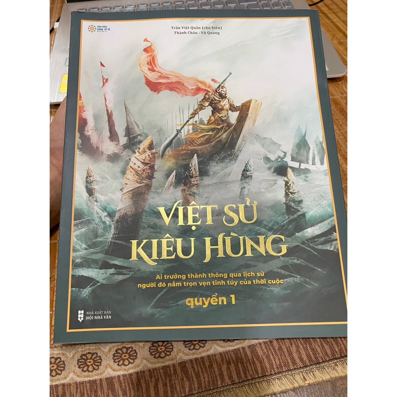 VIỆT SỬ KIÊU HÙNG**TẬP 1**THẦY TRẦN VIỆT QUÂN**BKE*SỐNG VÀ LAN TOẢ ĐIỀU TỬ TẾ*TẶNG QUÀ 0Đ 550026