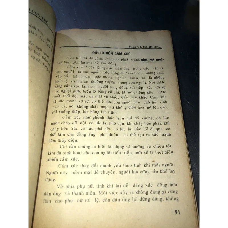 Thuật ứng xử giữa cha mẹ với con trẻ trong gia đình - Phan Kim Hương 958722