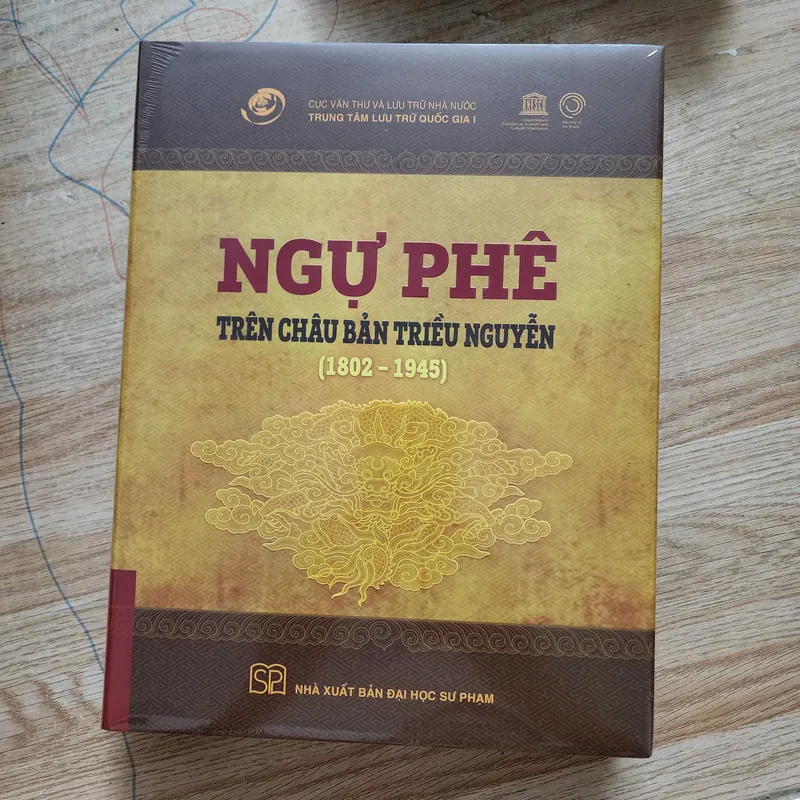 Ngự phê trên châu bản triều Nguyễn 1802-1945 | bìa cứng 724231