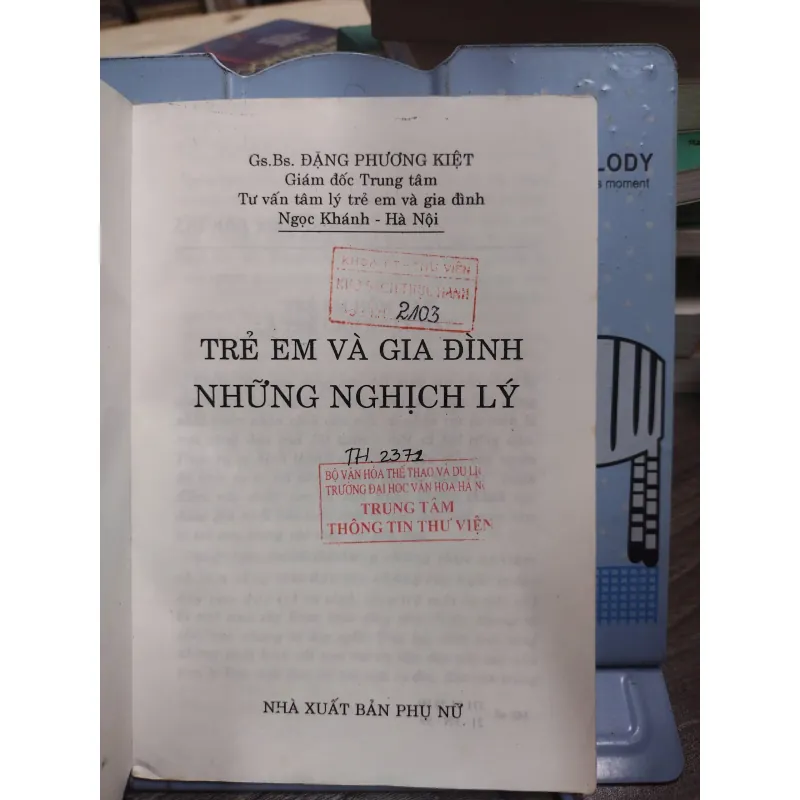 Sách: Trẻ em và gia đình những nghịch lý - Tác giả: Đặng Phương Kiệt (A3) 601529
