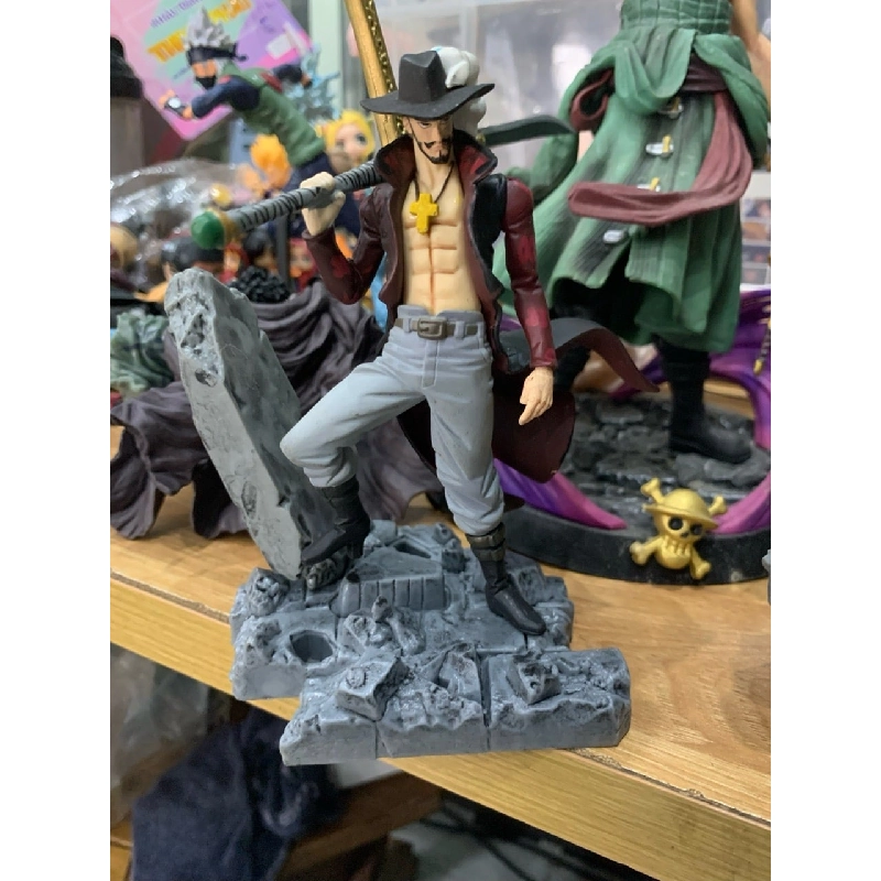 Mô hình Mihawk Mắt Diều Hâu cựu thất vũ hải  - mô hình One Piece  ASL - No Box Dùng trang trí bàn làm việc 763723