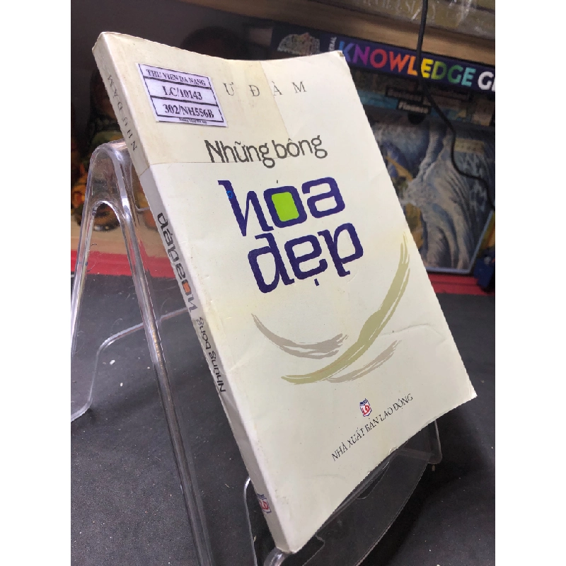 Những bông hoa đẹp mới 80% ố bẩn nhẹ có dấu mộc và viết nhẹ trang đầu 2009 Như Đàm HPB0906 SÁCH VĂN HỌC 164353