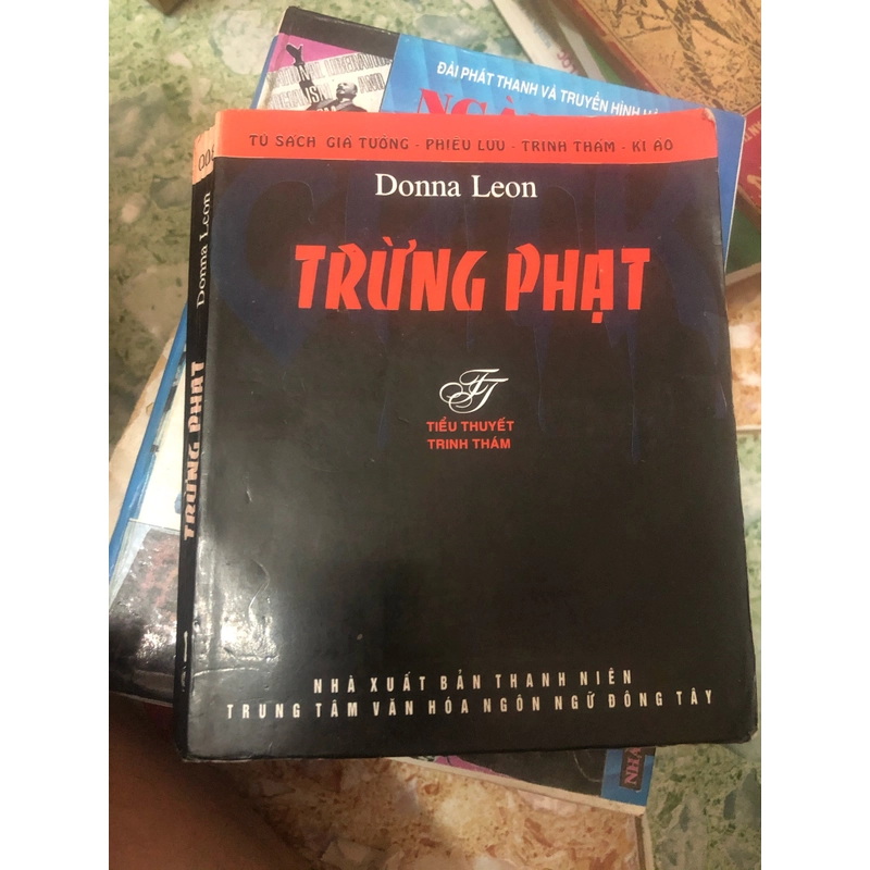 trừng phạt donna leon khổ nhỏ 475598