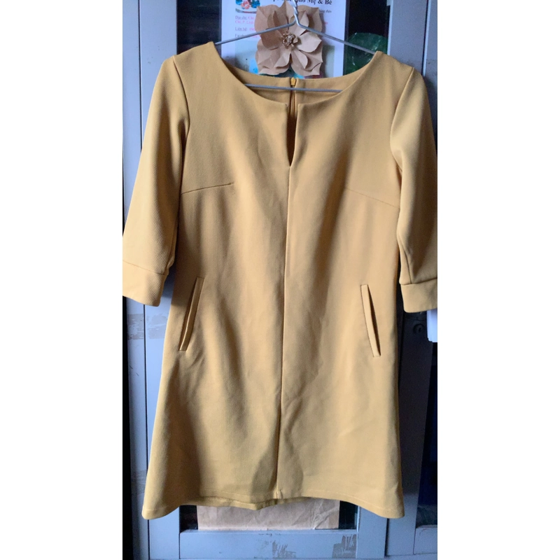 Đầm suông nữ không cổ màu vàng kim cos tuis 2 been 478402