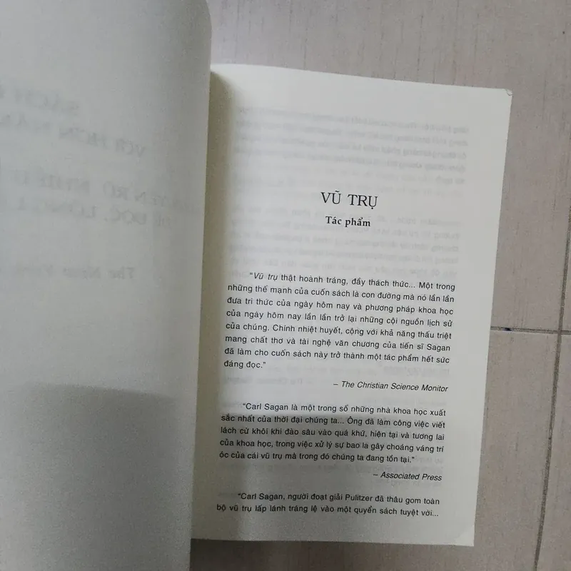 Sách Vũ trụ của Carl Sagan 717356