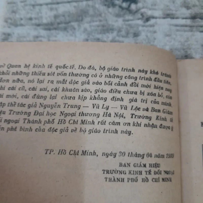 Giáo trình QUAN HỆ KINH TẾ QUỐC TẾ. Trường KT Đối ngoại HCM in năm 1989 790160