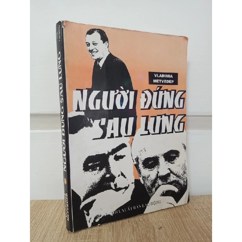 [Phiên Chợ Sách Cũ] Người Đứng Sau Lưng (2002) - Vlađimia Métvêdép D2407 533427