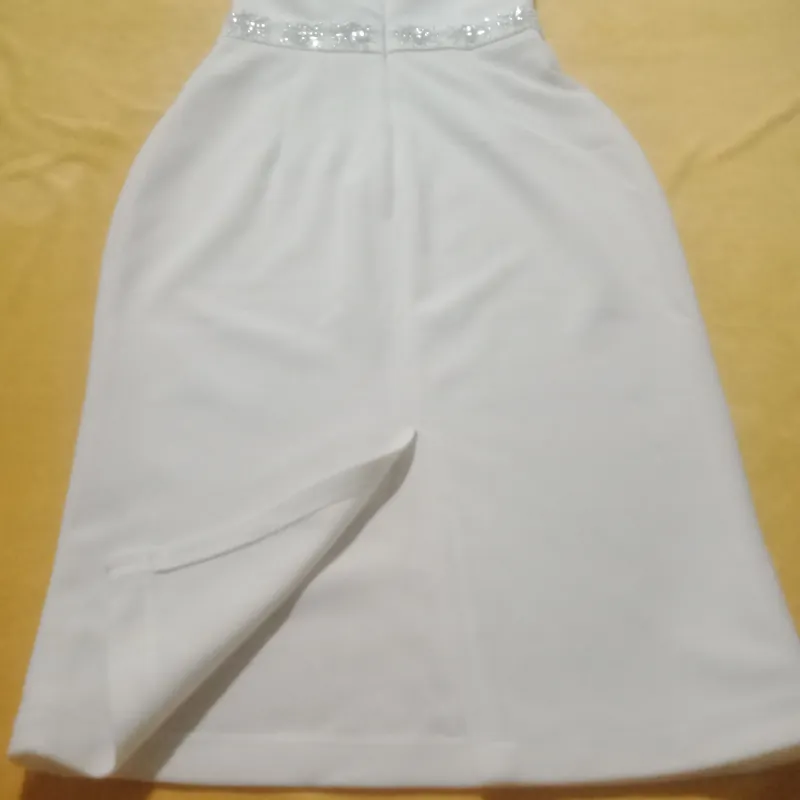 Body đính đá, chất vải mềm mịn, màu trắng , đá được đính trên đầm là đá loại 1 rất sáng   720696