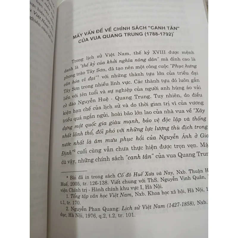 TIẾP CẬN LỊCH SỬ THẾ GIỚI VÀ LỊCH SỬ VIỆT NAM - HOÀNG VĂN HIỂN 731592