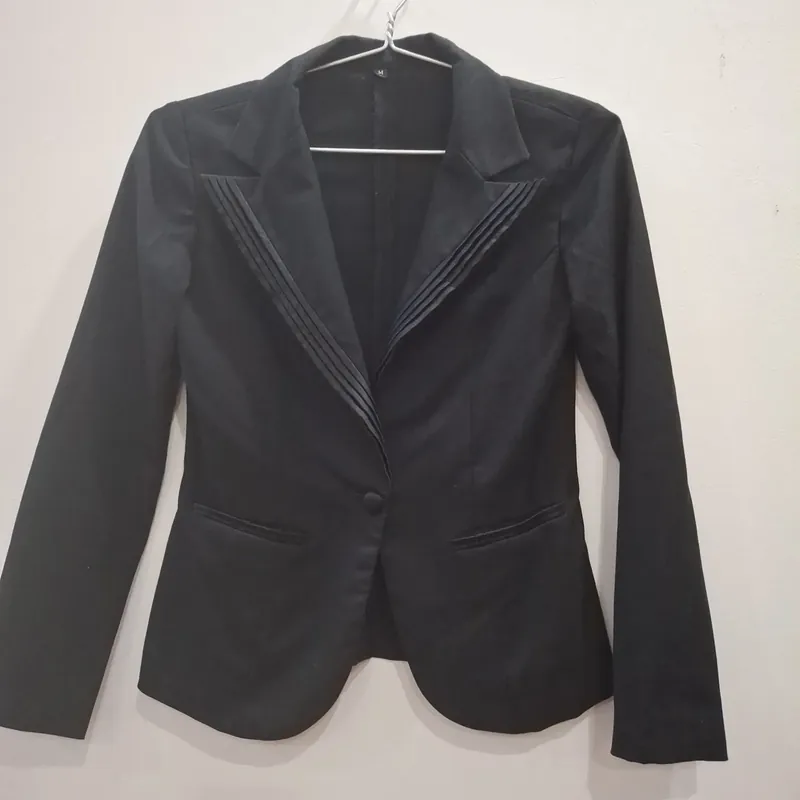 Áo khoác màu đen, mặc cùng áo thun bên trong 605081