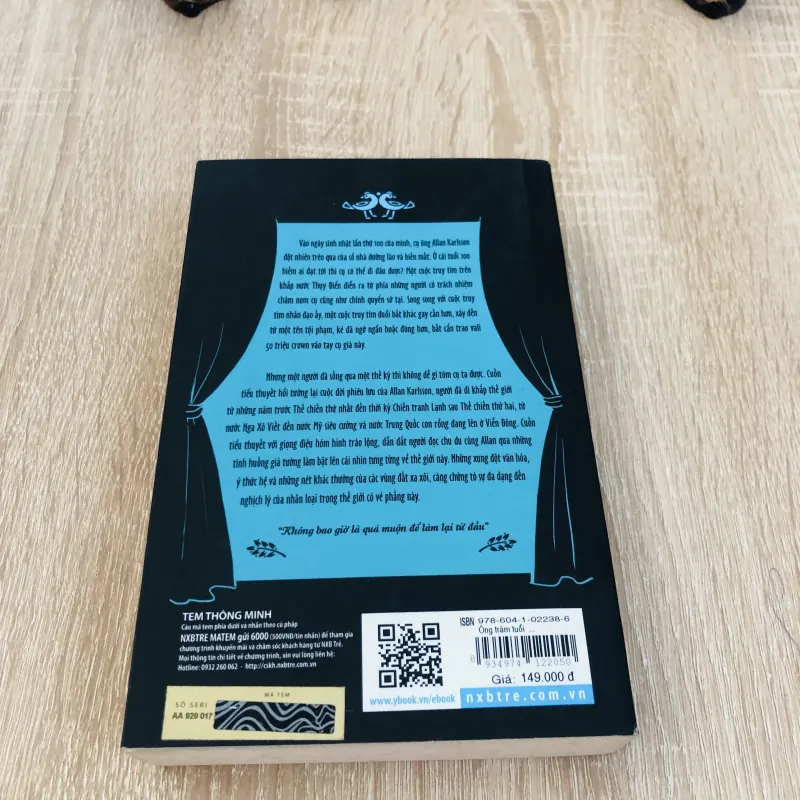 Ông trăm tuổi trèo qua cửa sổ và biến mất  931921