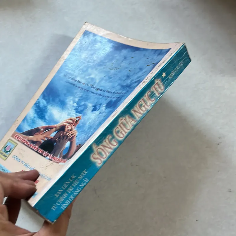 Sống giữa ngục tù 1 573303