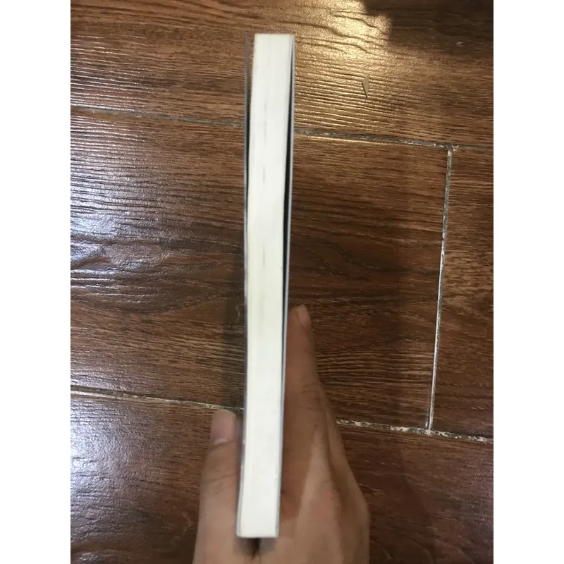 Tiếng cười trong bóng tối (6) 733098