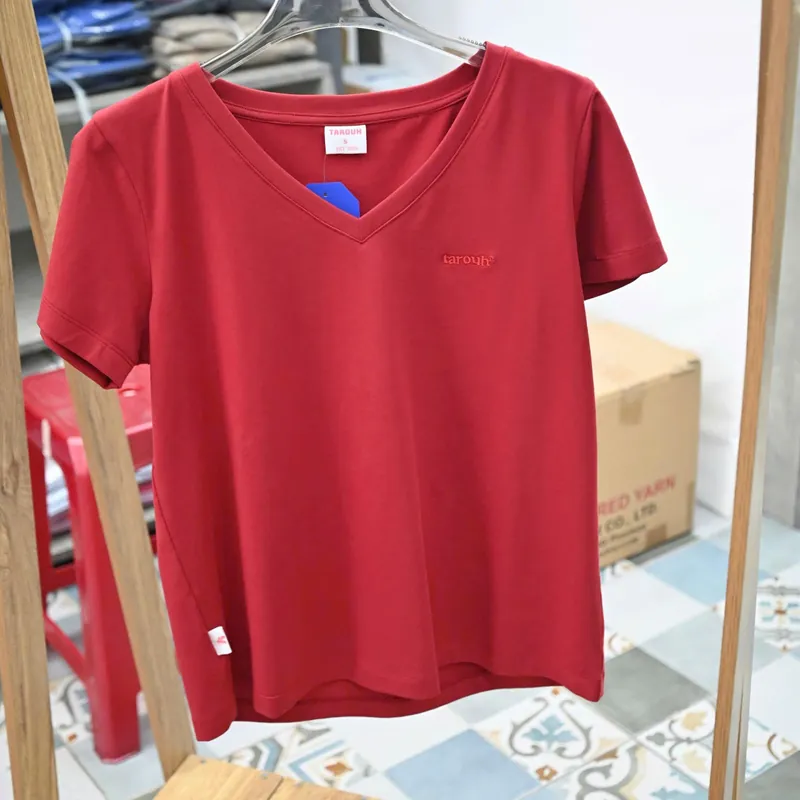 Áo thun cổ tim màu đỏ đô 734603