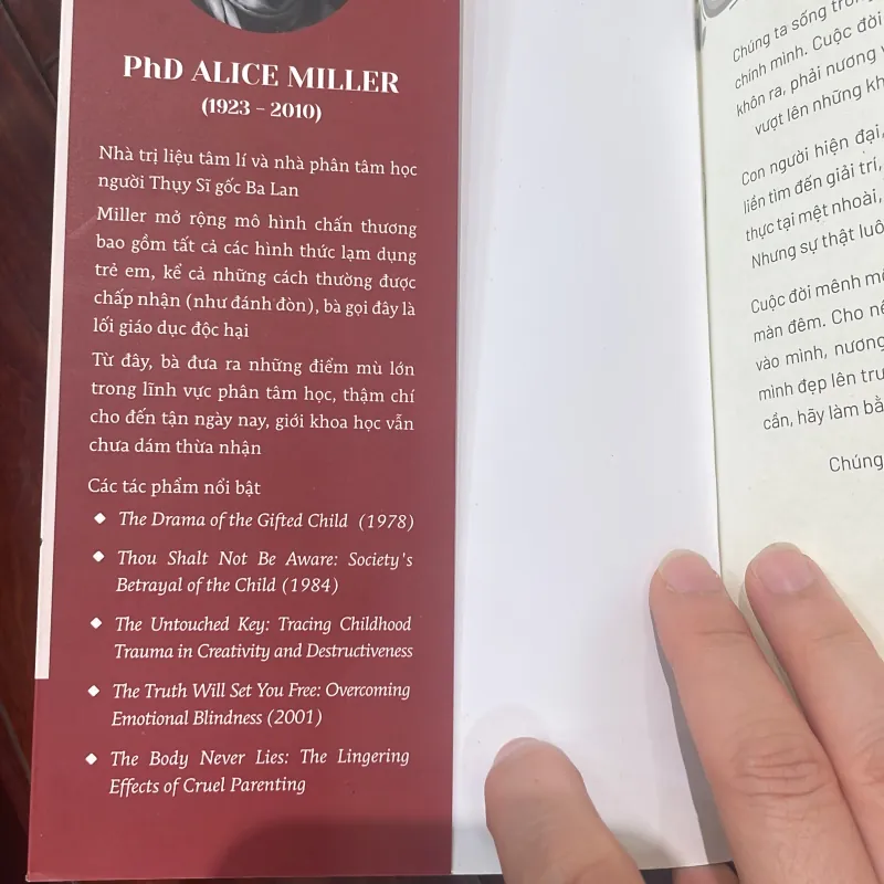 BI KỊCH CỦA ĐỨA TRẺ TÀI NĂNG PhD Alice Miller giáo dục độc hại quan hệ cha mẹ con cái 1046451
